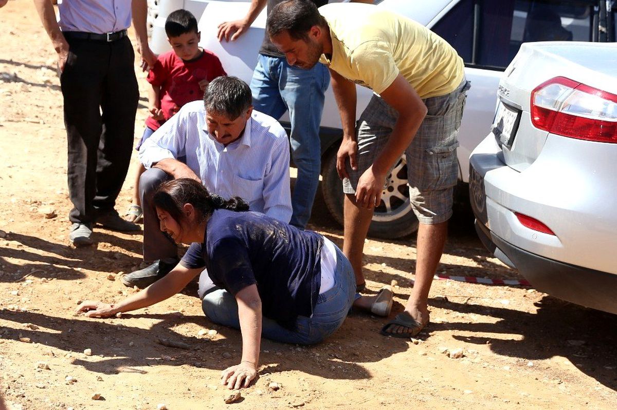 Hızını alamayan boğalar, güreşleri izleyen vatandaşların arasına daldı
