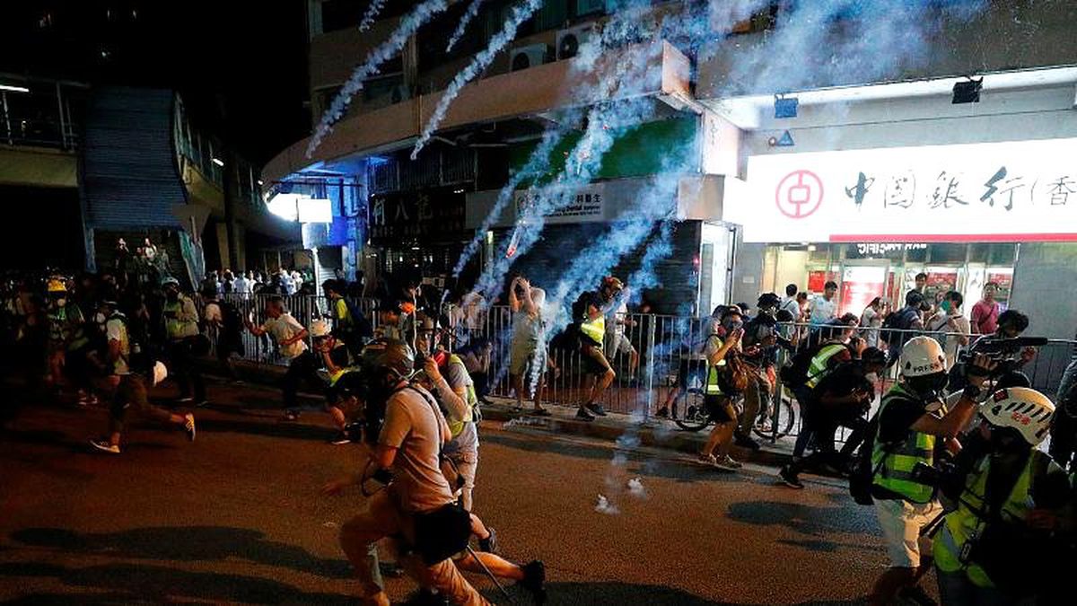 Hong Kong\'da kan aktı, protestocular karşıt görüşlülere saldırdı