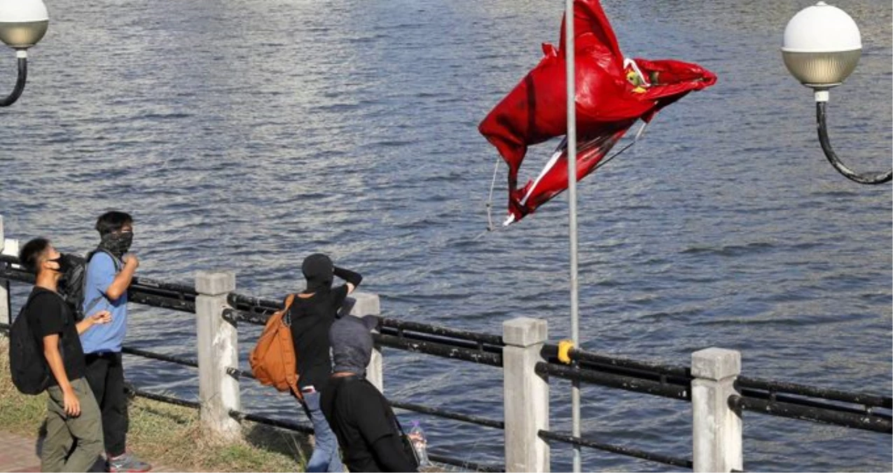 Hong Kong\'da sular durulmuyor: Çin bayrağı nehre atıldı