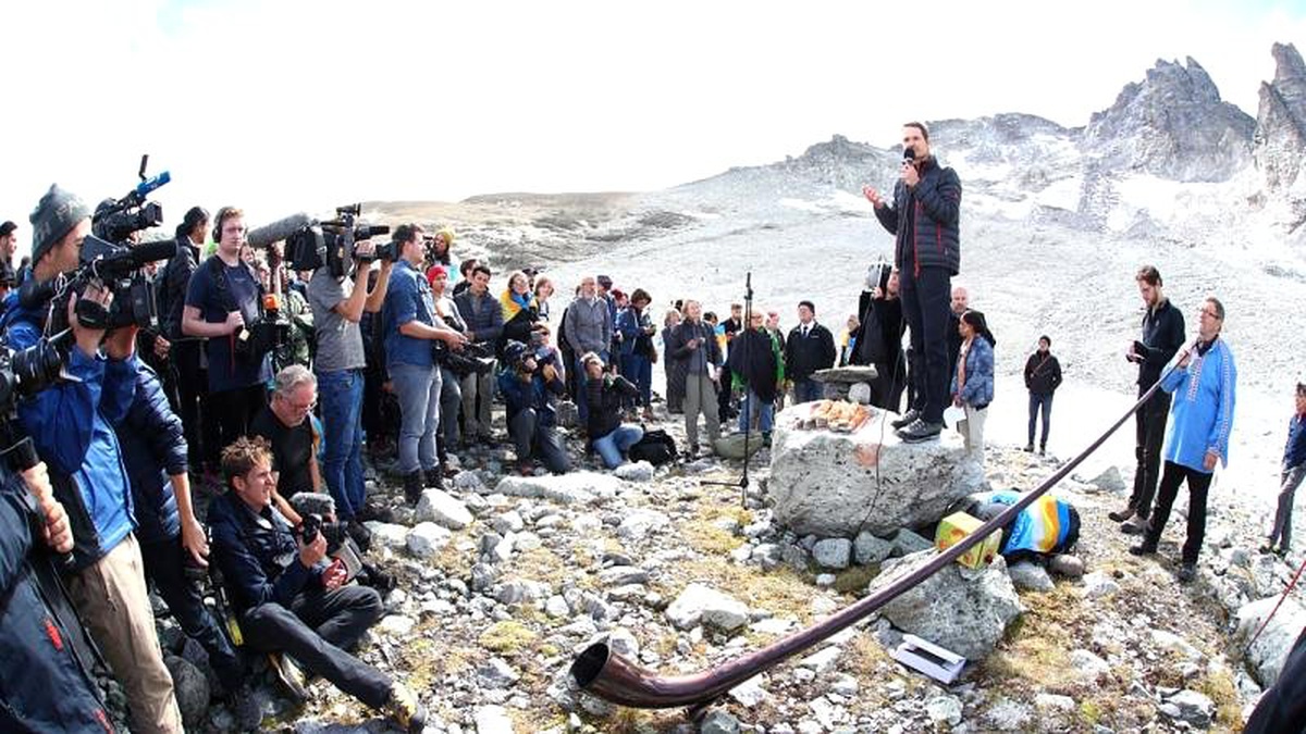 İsviçre Alpleri\'nde yok olan buzul için cenaze töreni