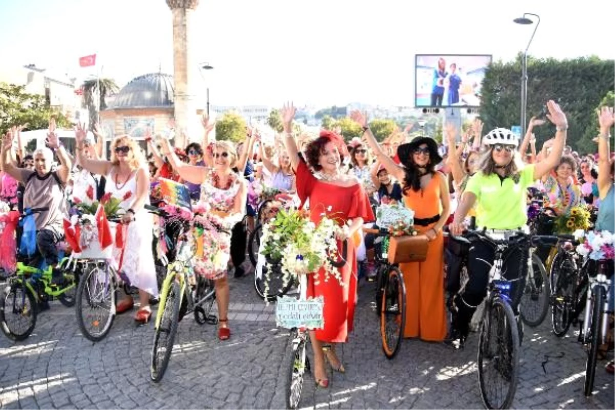 İzmir\'de \'süslü kadınlar bisiklet turu\'nda pedallar özgürlük için çevrildi