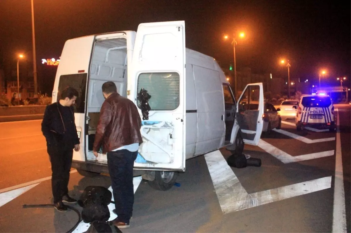 Kaçak göçmenler polisi görünce otoyolda dağılıp kaçtılar