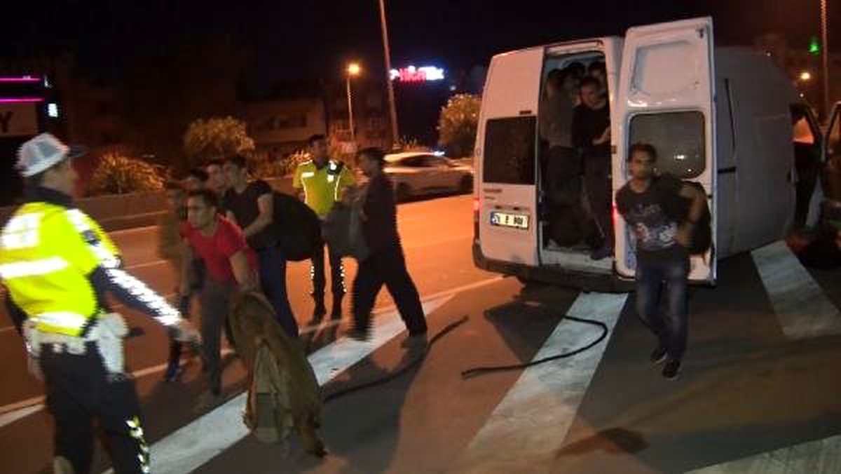 Kaçak göçmenler, silahlarını çeken polislere aldırış etmeden kaçtı