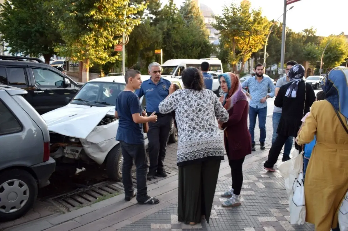 Kaza yapan araç sürücüsü otomobili bırakıp kaçtı