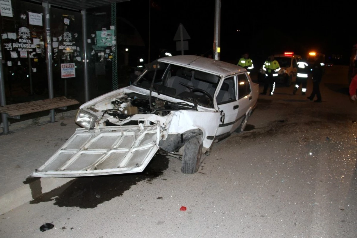 Konya\'da otomobil direğe çarptı: 2 yaralı