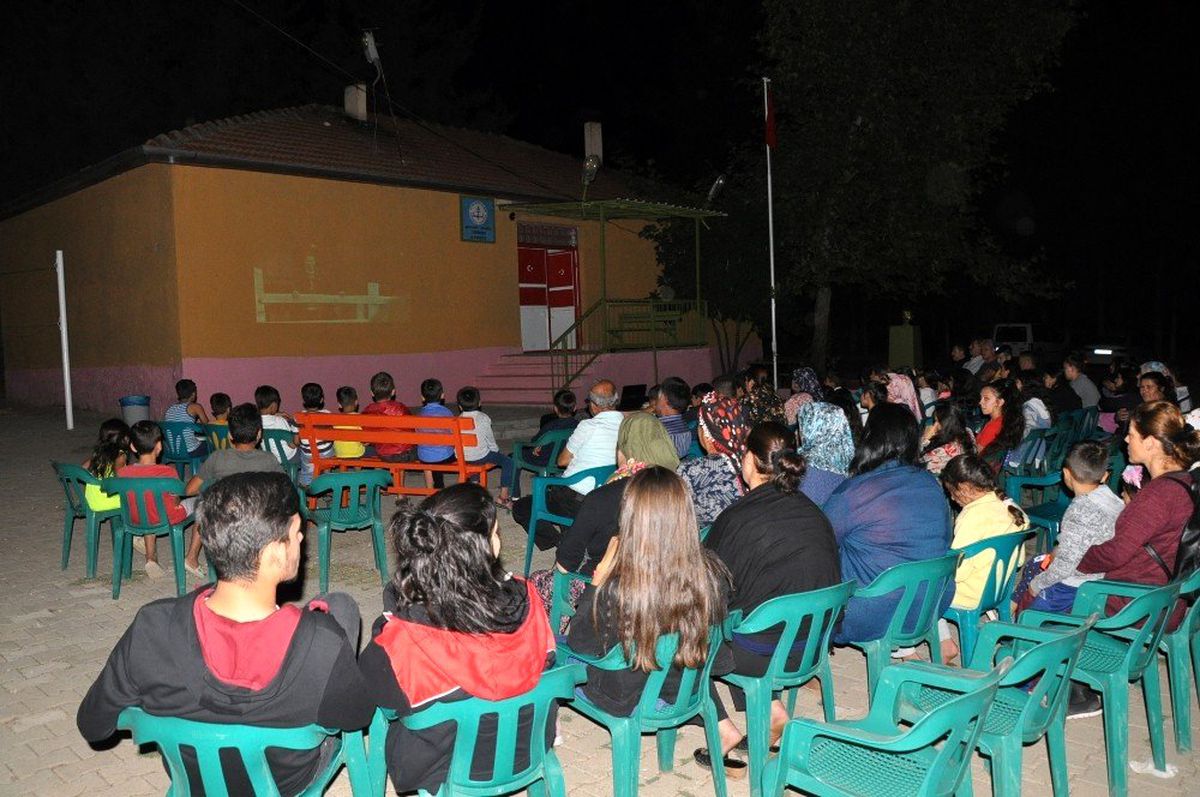 Köyde yazlık sinema keyfi