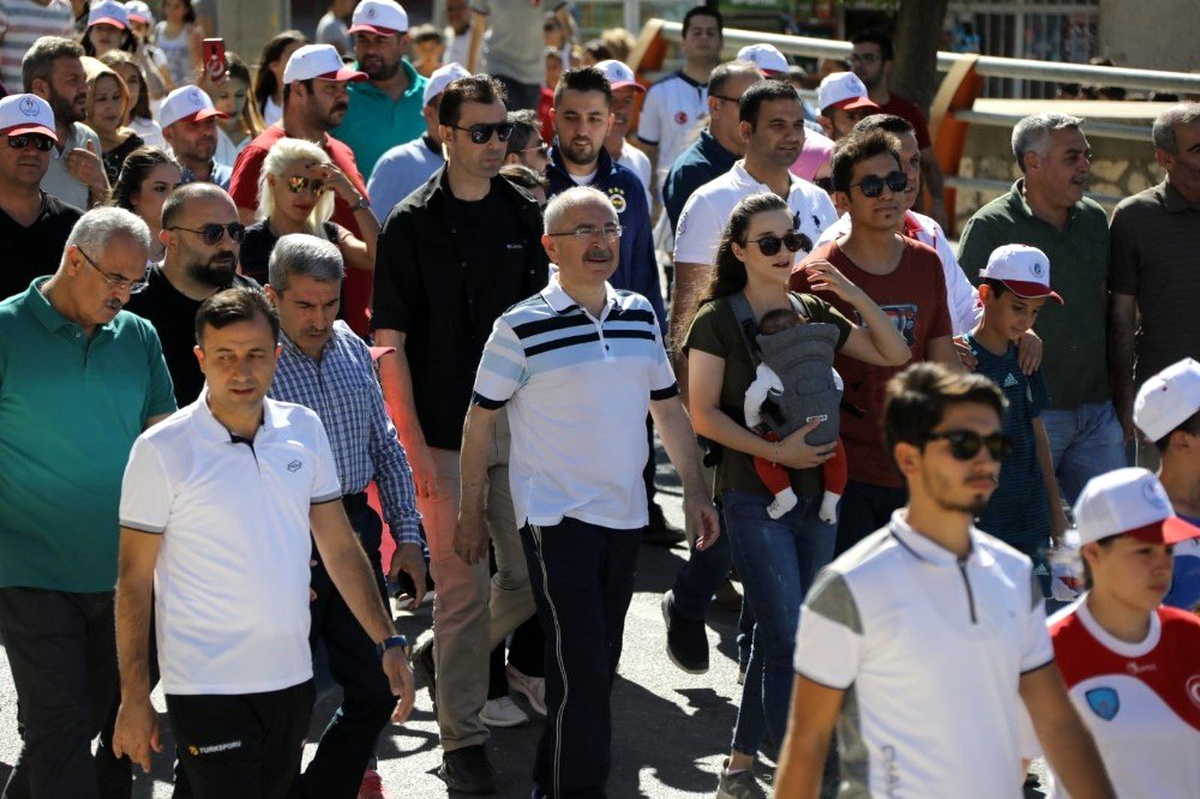 Mardin\'de vatandaşlar sağlık için yürüdü
