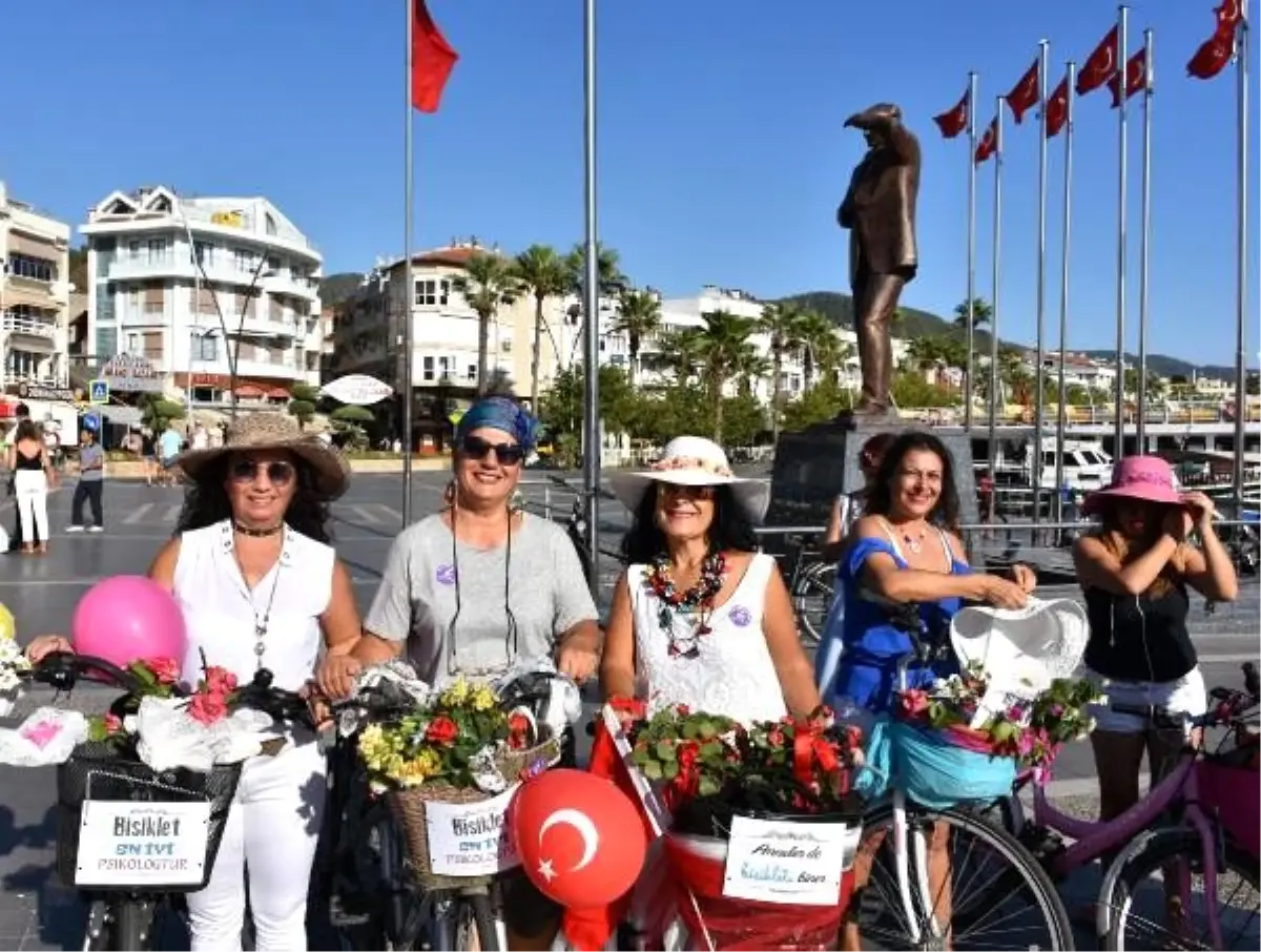 Marmaris\'te süslü kadınlar sürdürülebilir ulaşım için pedal çevirdi