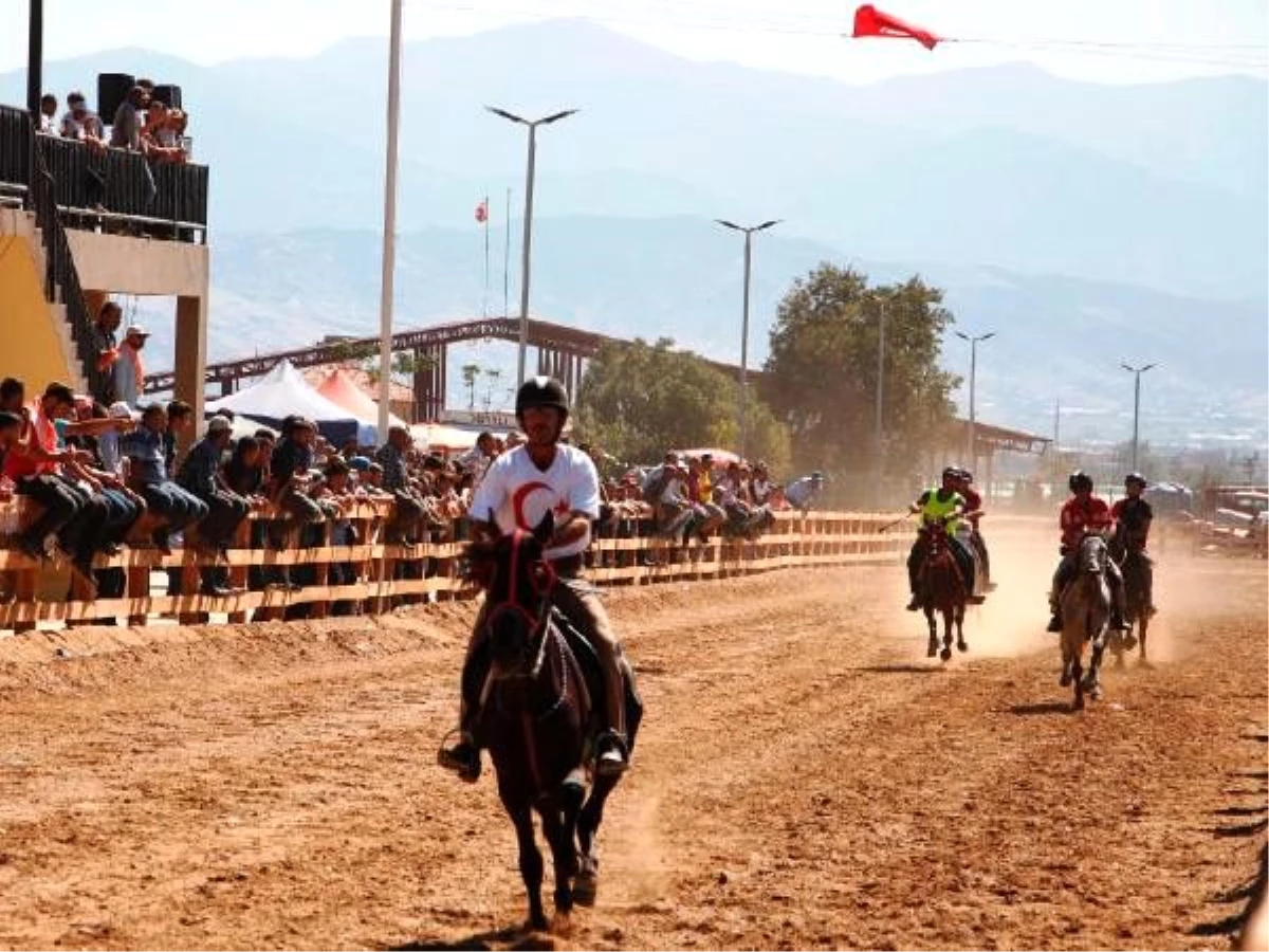 Ödemiş\'te, geleneksel rahvan atı yarışları