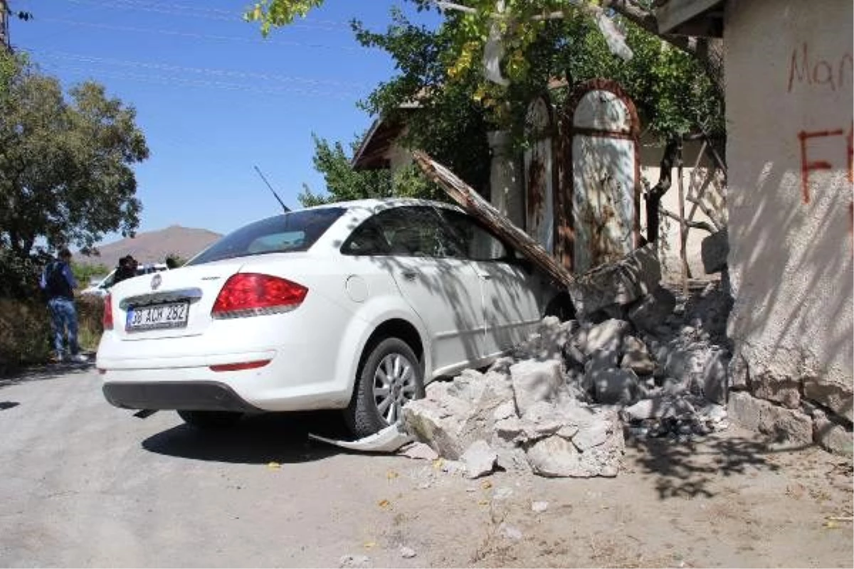 Otomobil evin bahçe duvarına çarptı: 1 yaralı