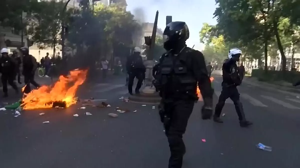 Paris\'te çatışmaların gölgesinde iklim yürüyüşü