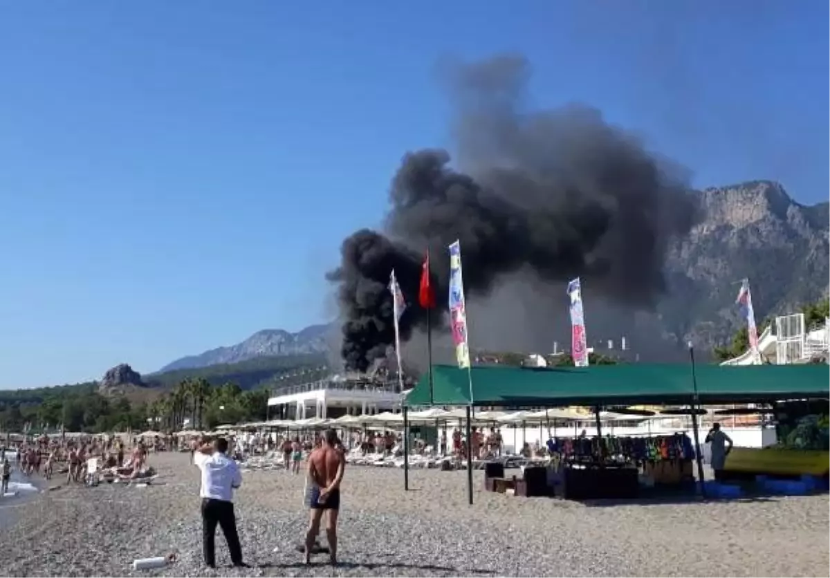 Sahildeki restoranın deposu yandı, turistler endişeyle izledi