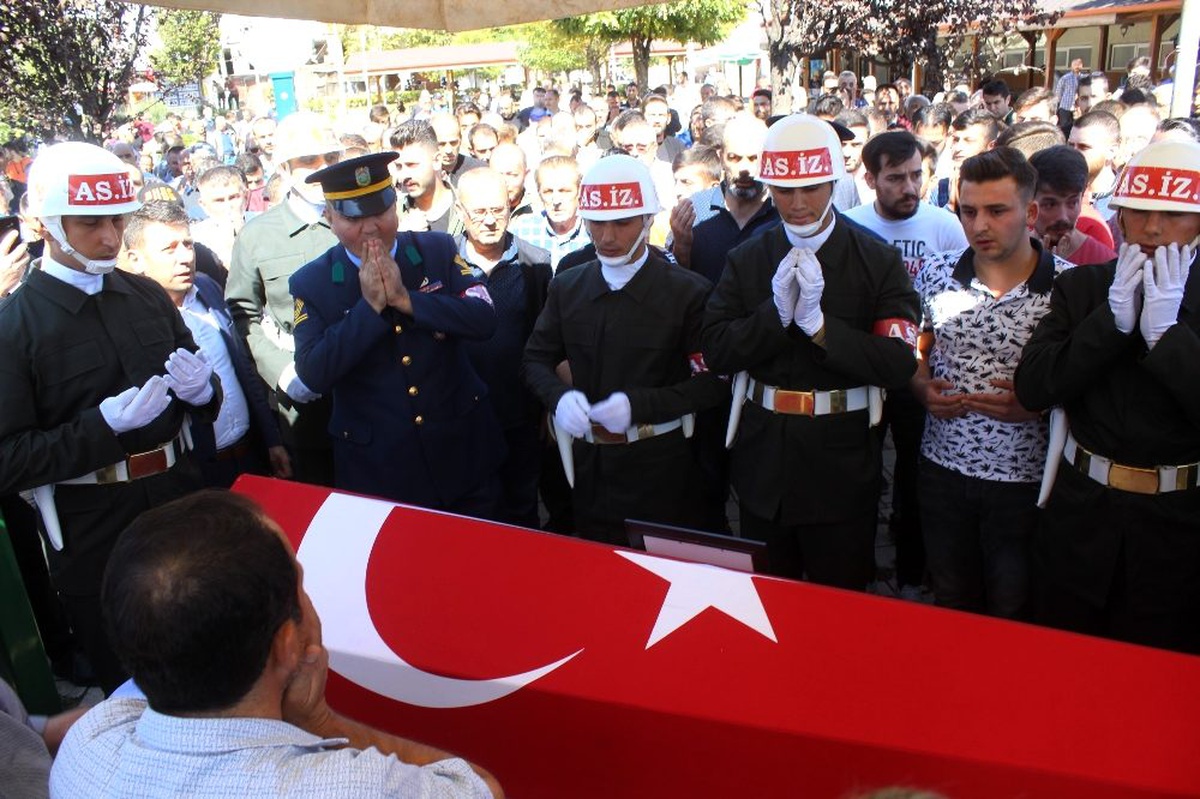 Şehit askerin cenazesi gözyaşlarıyla karşılandı