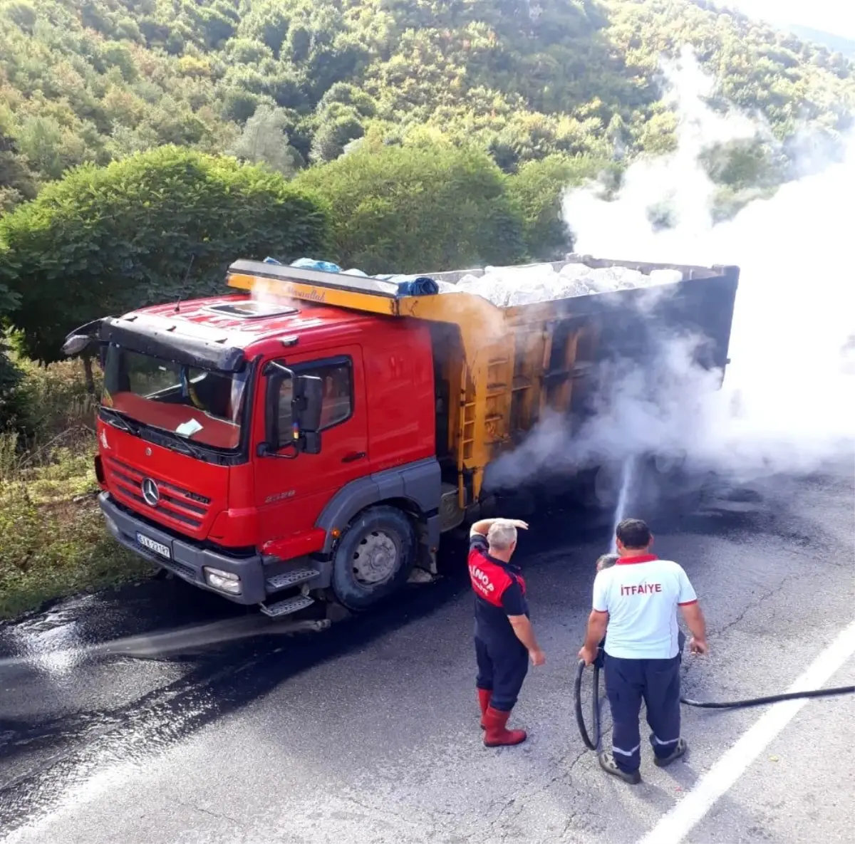 Sinop\'ta taş yüklü kamyon alev aldı