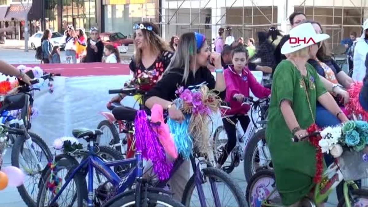 \'Süslü kadınlar bisiklet turu\'nda pedal çevirdi