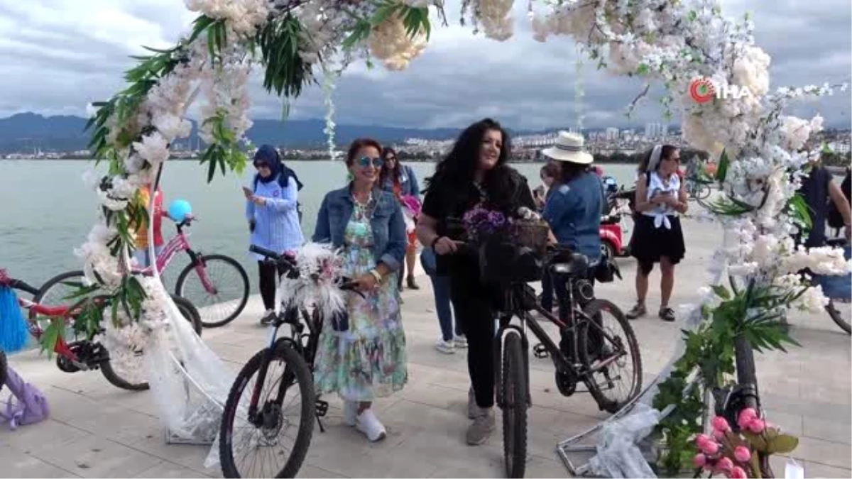 Süslü Kadınlar bisikletleriyle sokakta