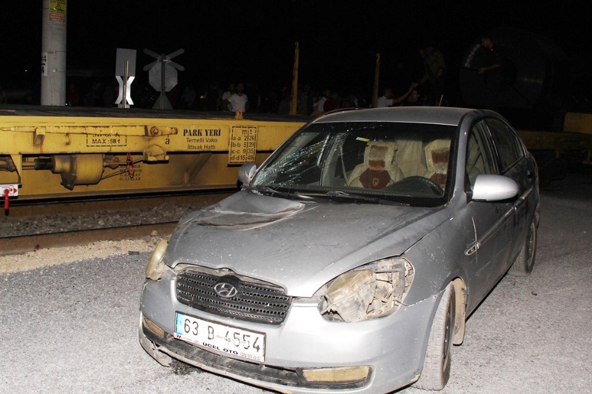 Tarsus\'ta tren ile otomobil çarpıştı: 4 yaralı