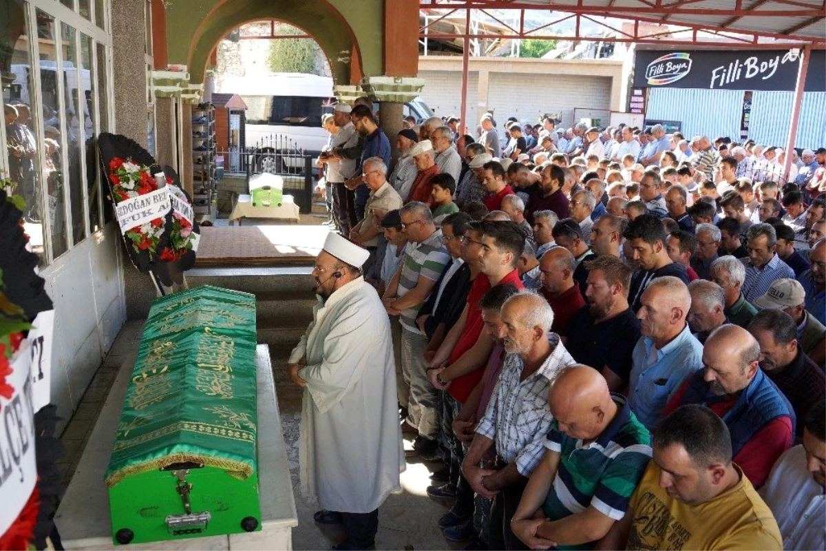 Trafik kazasında ölen emekli müdür ve eşi son yolculuklarına uğurlandı