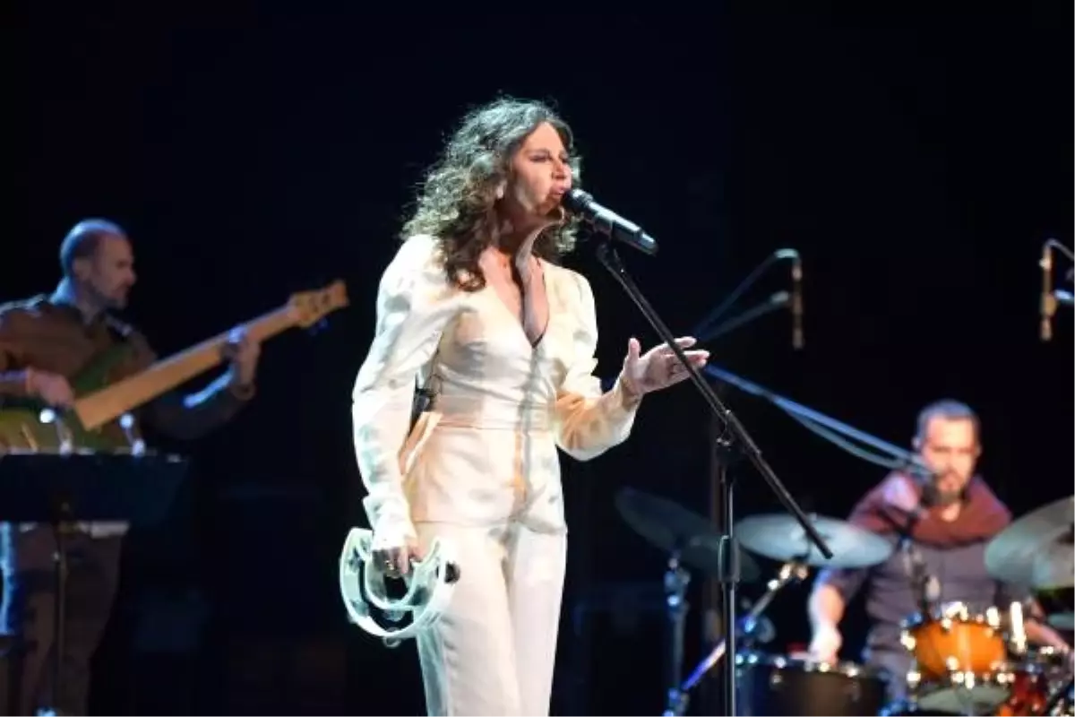 Yunan şarkıcının çeşme\'deki konserinde dostluk rüzgarları esti