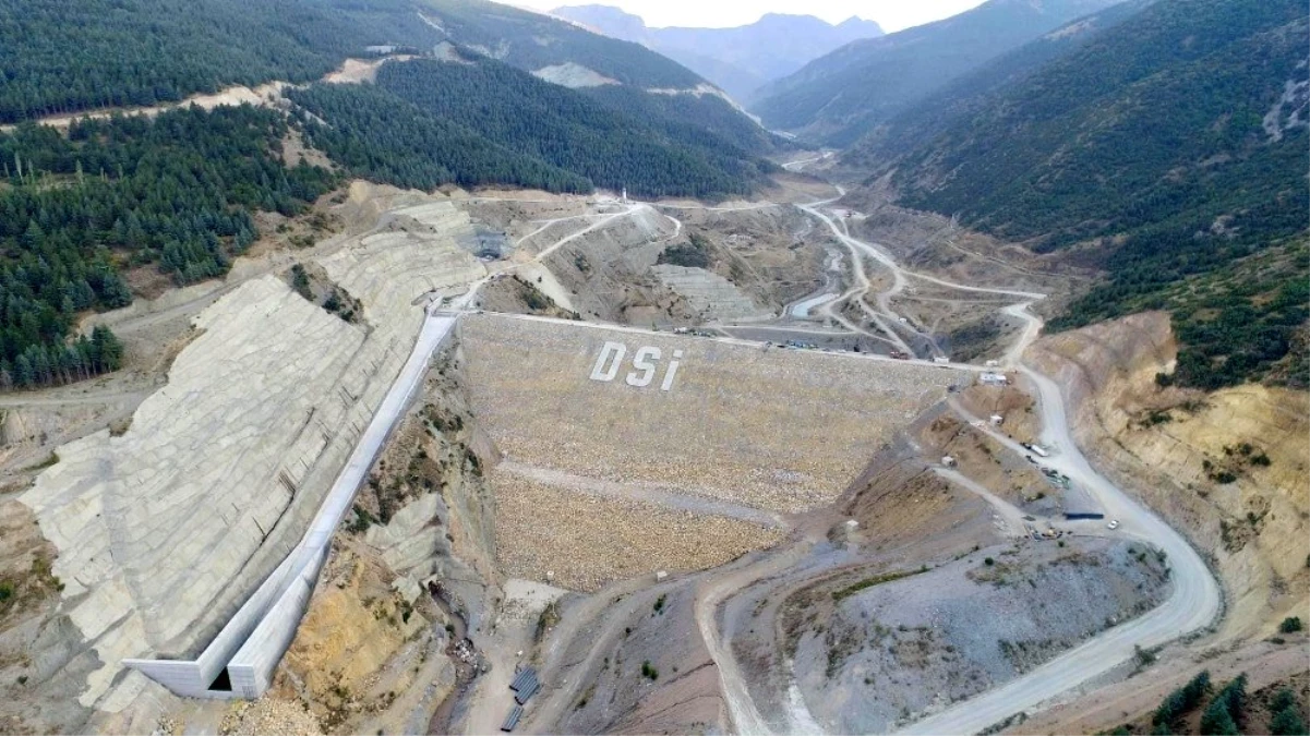 Afyonkarahisar\'da bölgenin en yüksek barajının gövde dolgusu tamamlandı