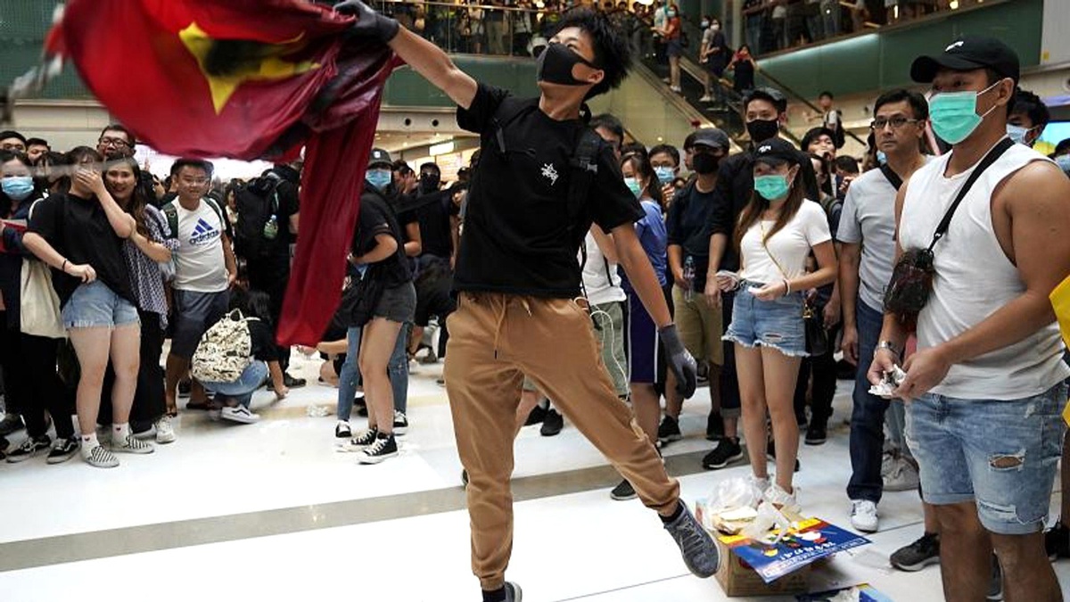 Alevler, lazer ve biber gazı: Hong Kong\'daki protestolarda şiddetin dozu artıyor