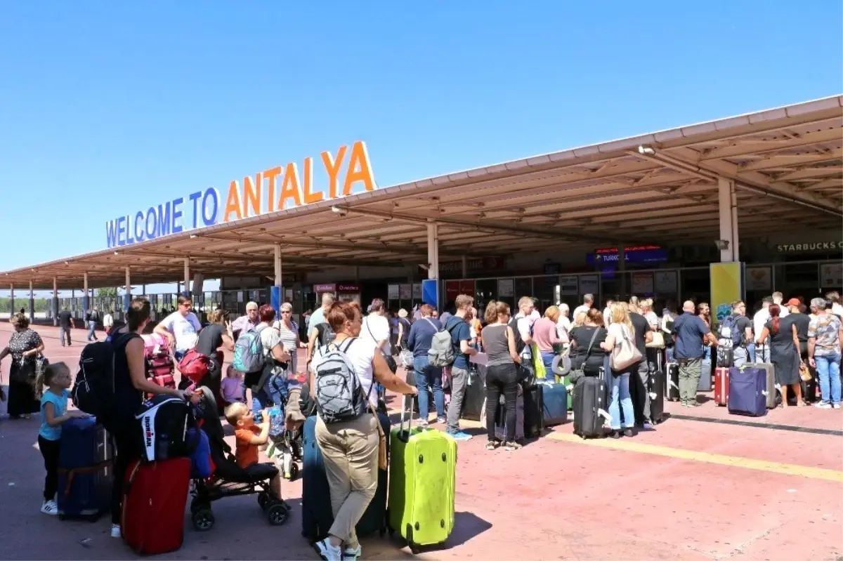 Antalya Havalimanı\'nda \'Thomas Cook\' kuyruğu