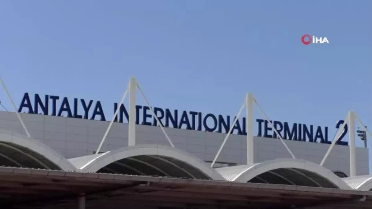 Antalya Havalimanı\'nda \'Thomas Cook\' kuyruğu