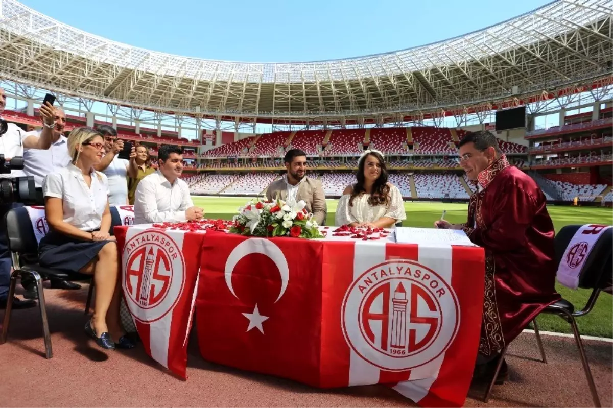 Antalyaspor taraftarı gazetecilere stadyumda nikah