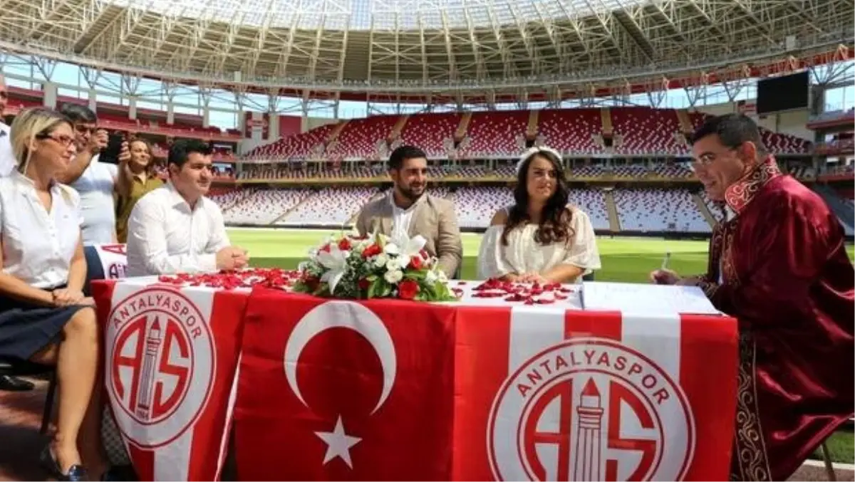 Antalyaspor\'un sahasında nikâh kıyıldı.