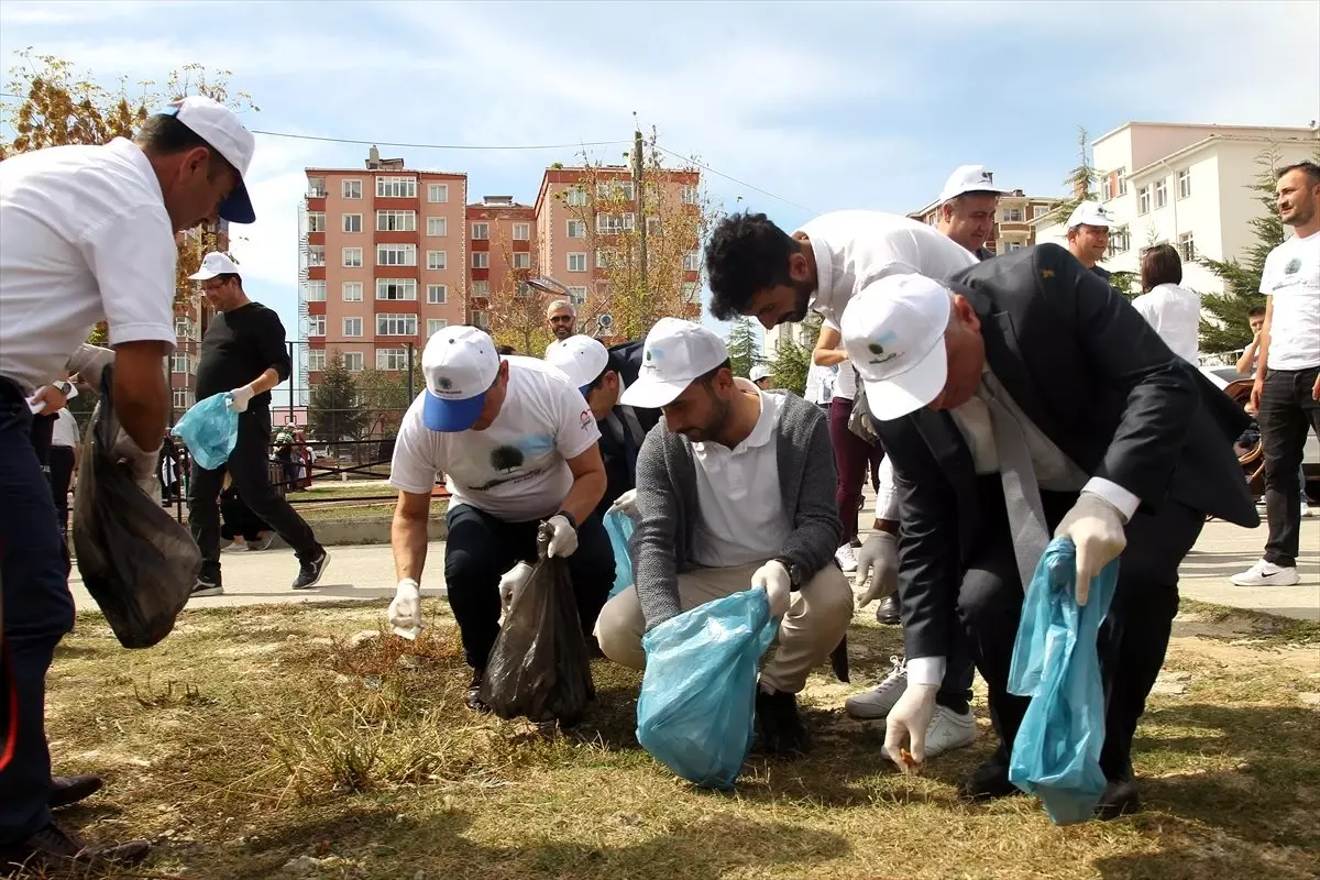 "Atmazsan Batmaz" sloganıyla çöp topladılar