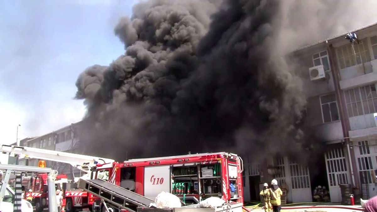 Başakşehir\'deki fabrika yangını 2 saat sonra söndürüldü