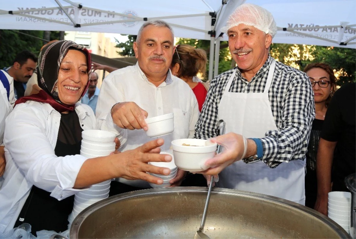 Başkan Gültak, Yoğurt Pazarında aşure dağıttı