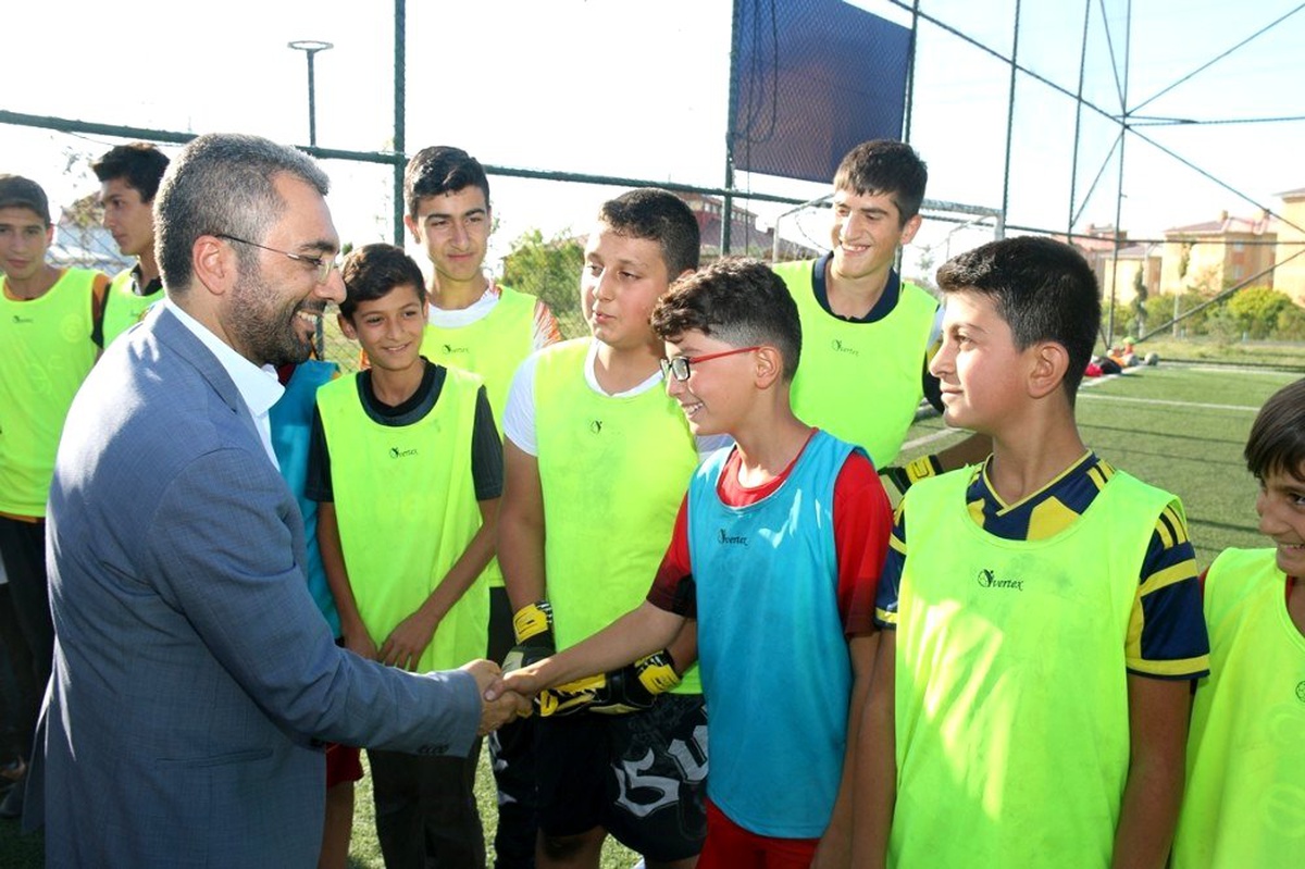 Başkan Say, futbol okulunda miniklerle buluştu