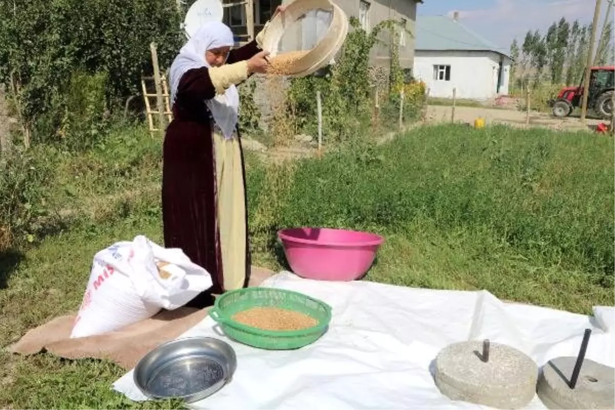 Buğdayı dedelerinden kalma taş değirmende öğütüyorlar