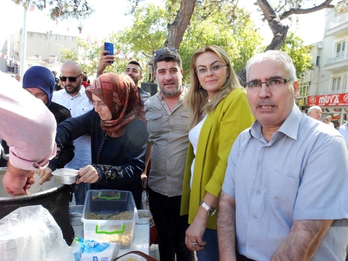 Burhaniye\'de AK Partililerin aşure hayrı yoğun ilgi gördü