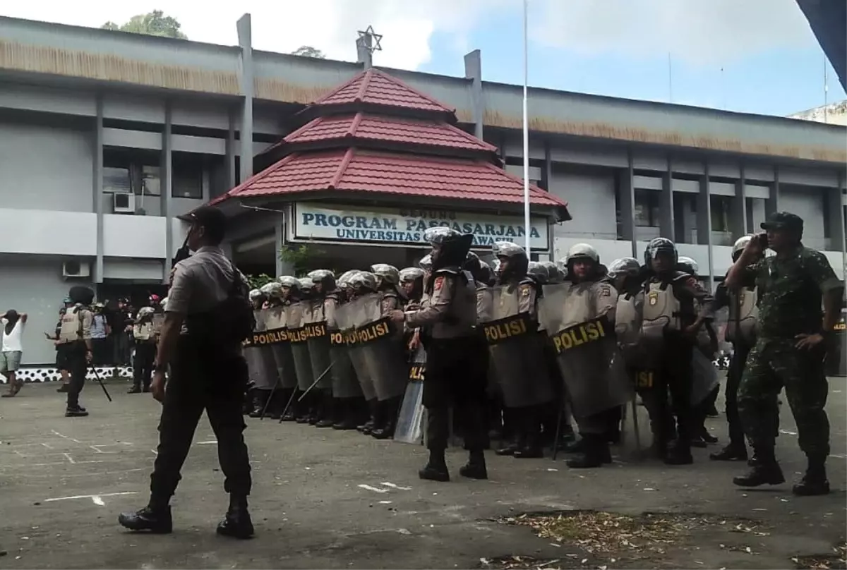 Endonezya\'da protestocular binaları ateşe verdi: 20 ölü
