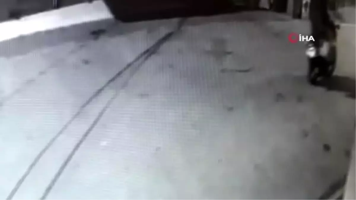 Evinin terasında silahlı saldırı sonucu ölmüştü, kadın kılığındaki zanlılar mahallelinin sorgusuyla...
