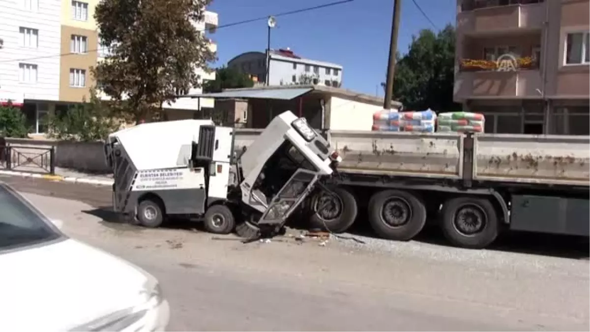 Freni boşalan temizlik aracı tıra çarptı: 1 yaralı
