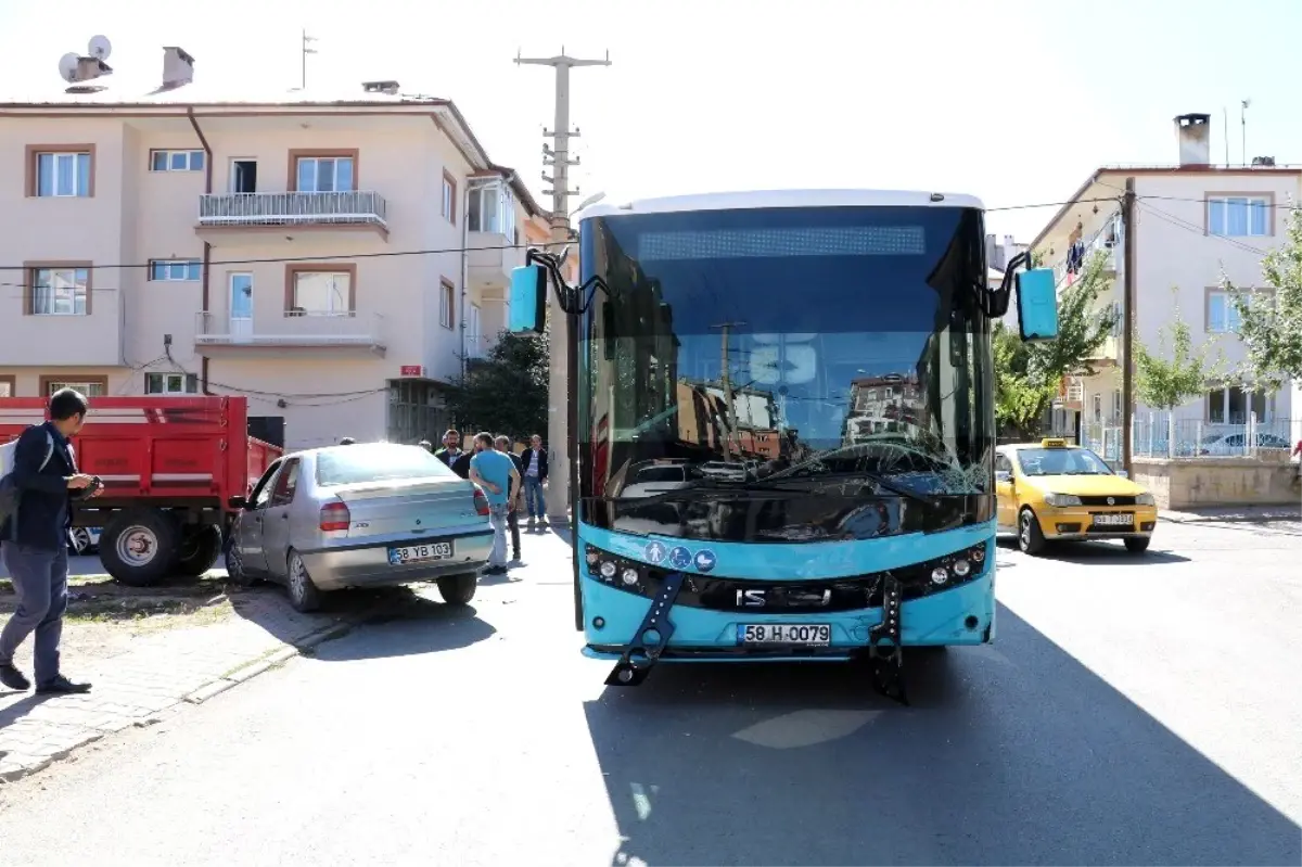 Halk otobüsünün otomobille çarpışma anı kamerada