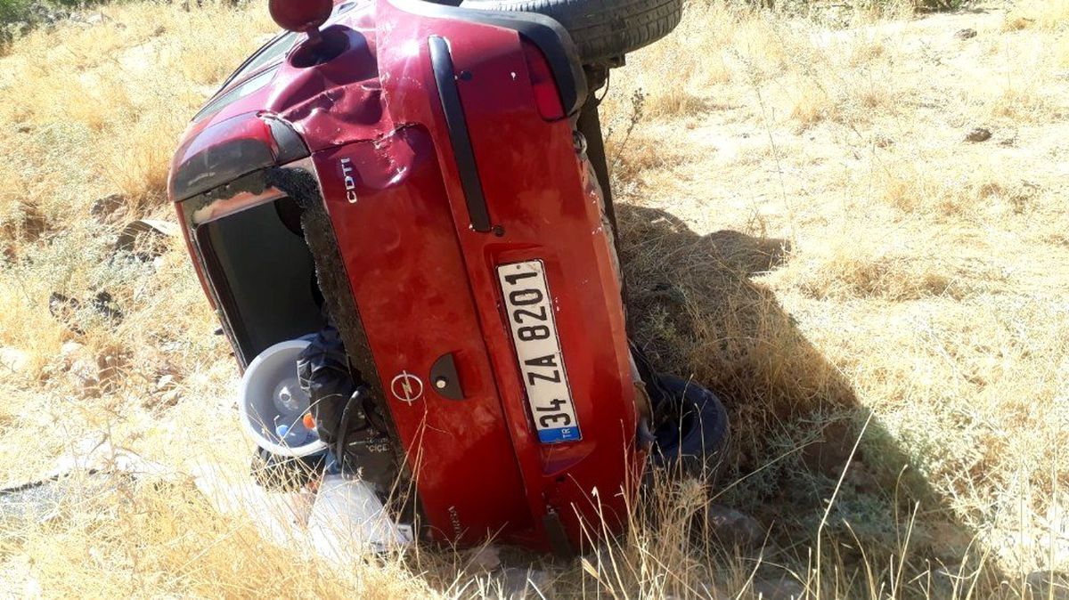 Hurdaya dönen araçtan burnu bile kanamadan kurtuldu