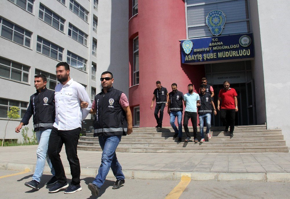 Kadın kılığındaki zanlılar, mahalleli sorguya alınarak çözüldü