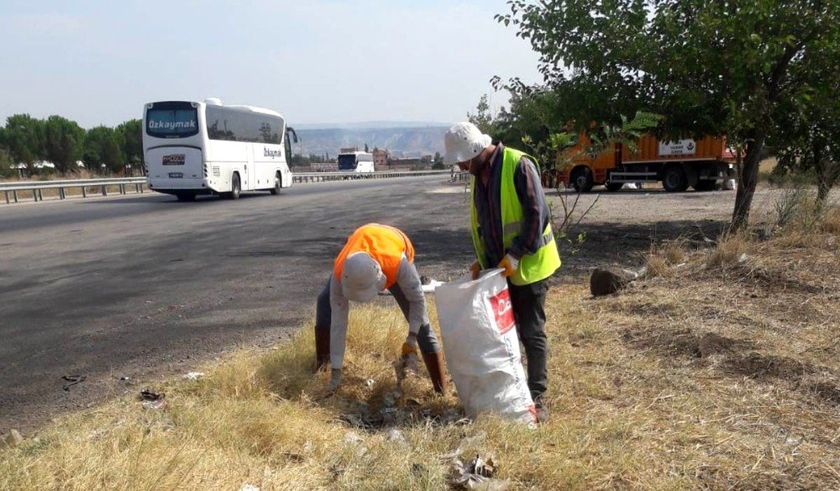 Karayolları ekipleri dinlenme ve park noktalarını temizledi