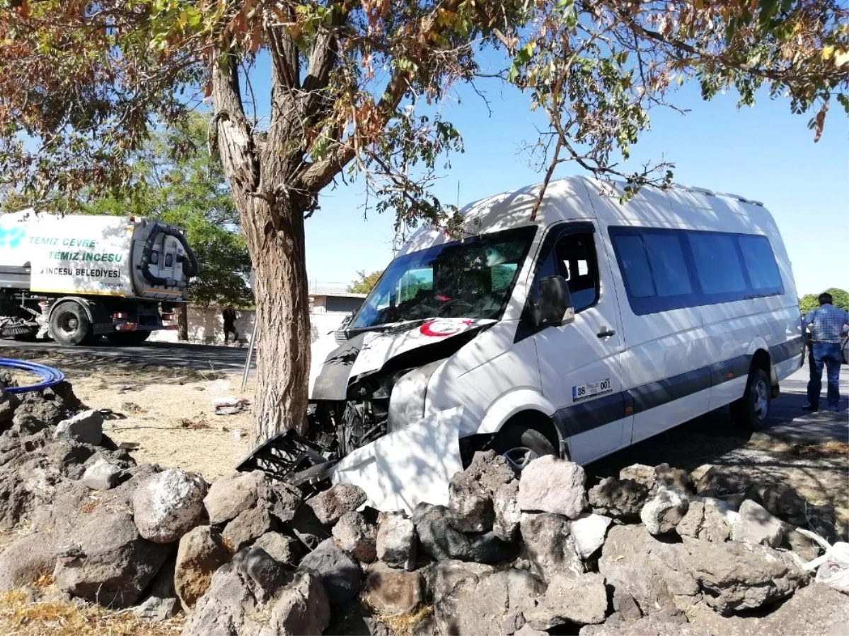 Kayseri\'de minibüs ile otomobil çarpıştı: 5 yaralı