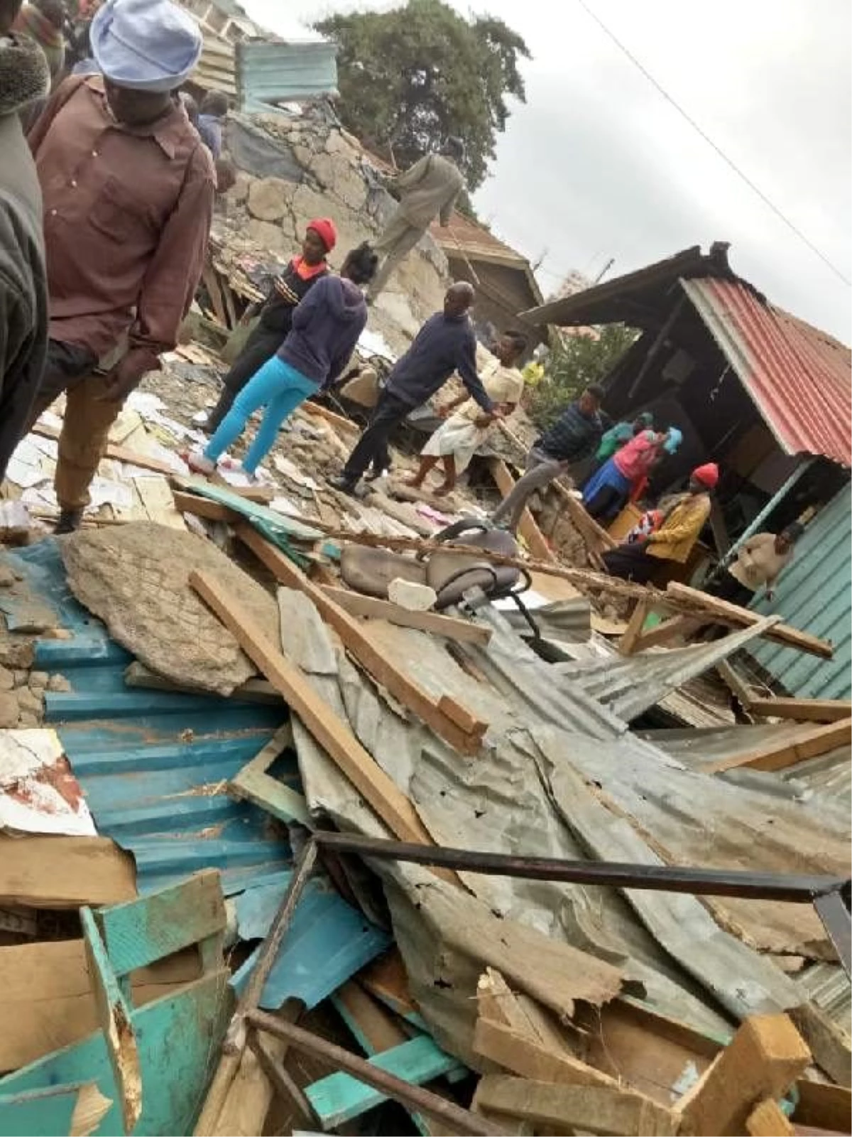 Kenya\'da okul çöktü: 7 öğrenci öldü