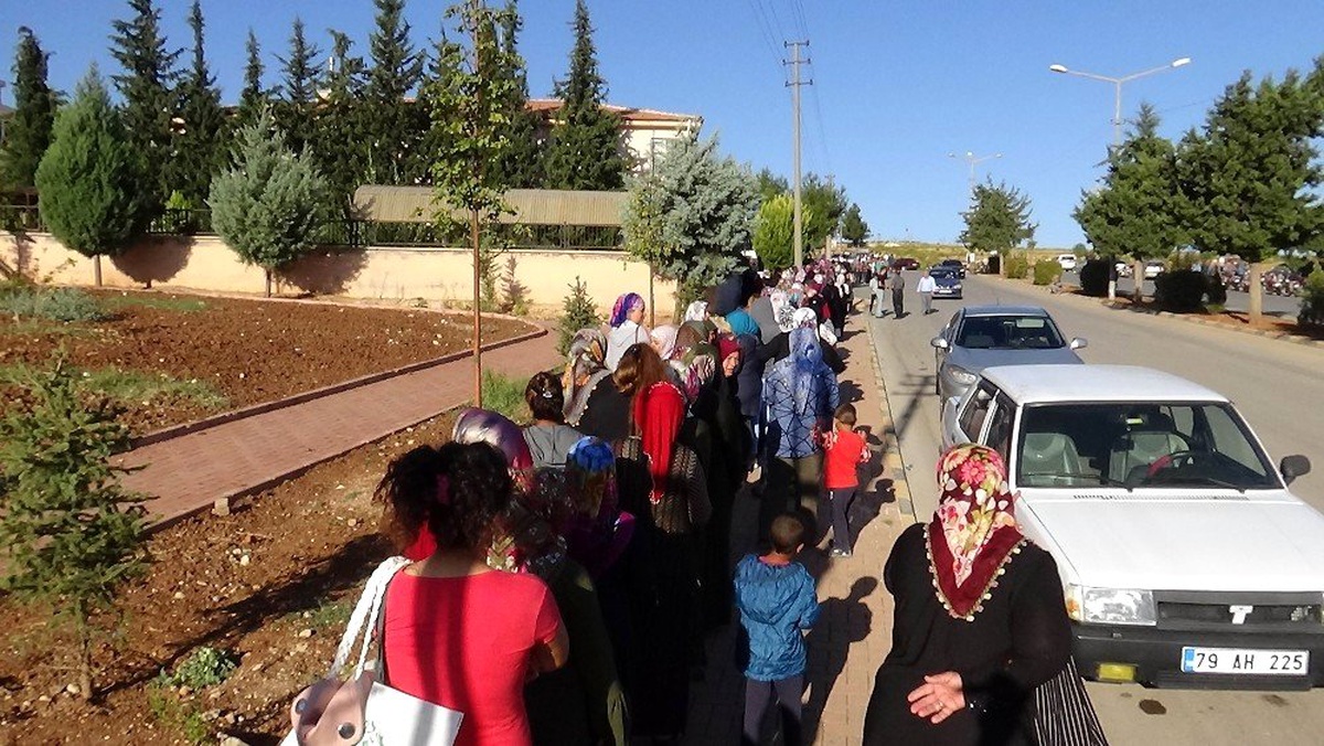 Kilis\'te 9 aylık iş için uzun kuyruklar oluştu