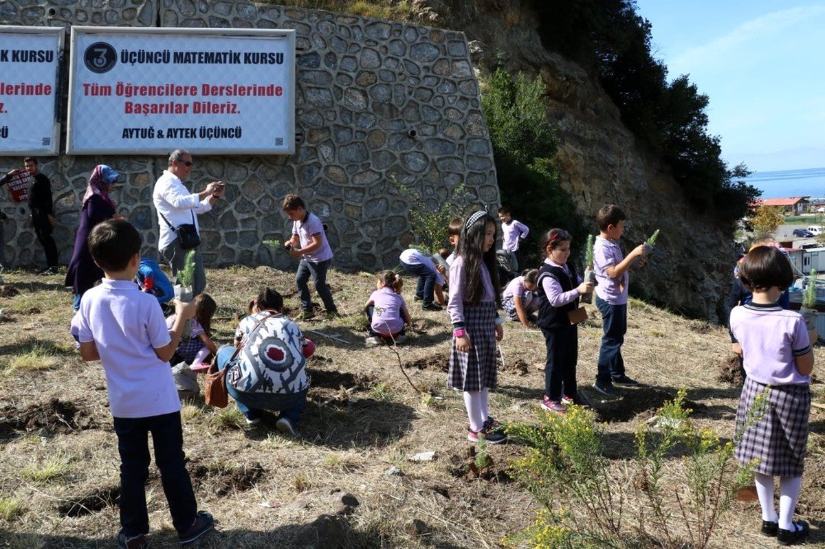 Minik öğrenciler okulları için fidan dikti