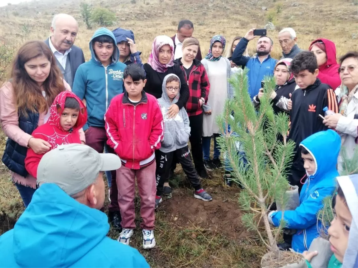 Mutlu Yüzler Projesi\'nde ağaç dikme etkinliği yapıldı