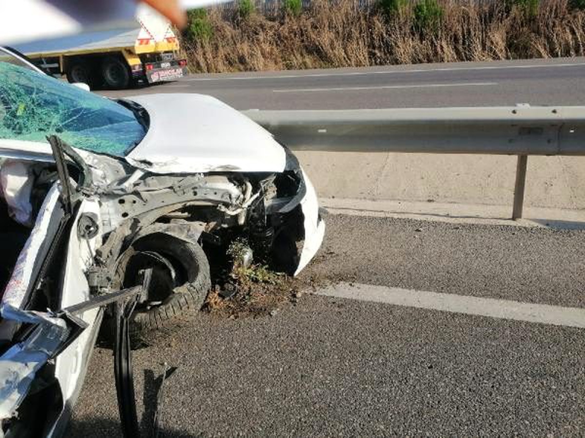Otomobil önce kamyona sonra bariyere çarptı: 1 ölü, 1 yaralı