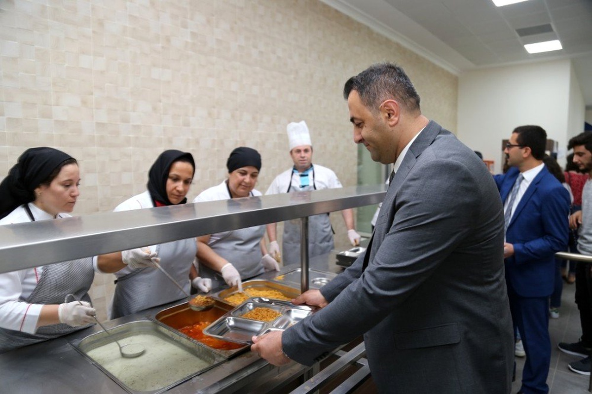 Rektör Kalan, öğrencilerle yemek kuyruğunda