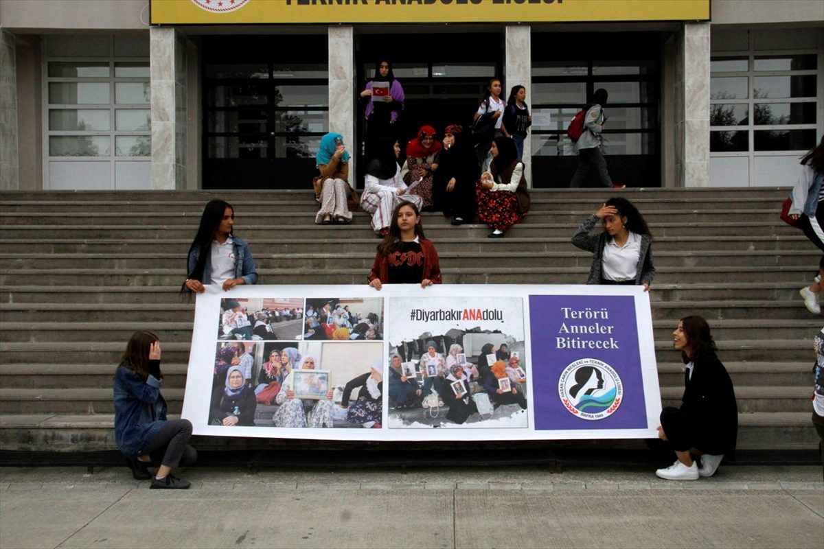 Samsunlu öğrencilerden Diyarbakır annelerine destek